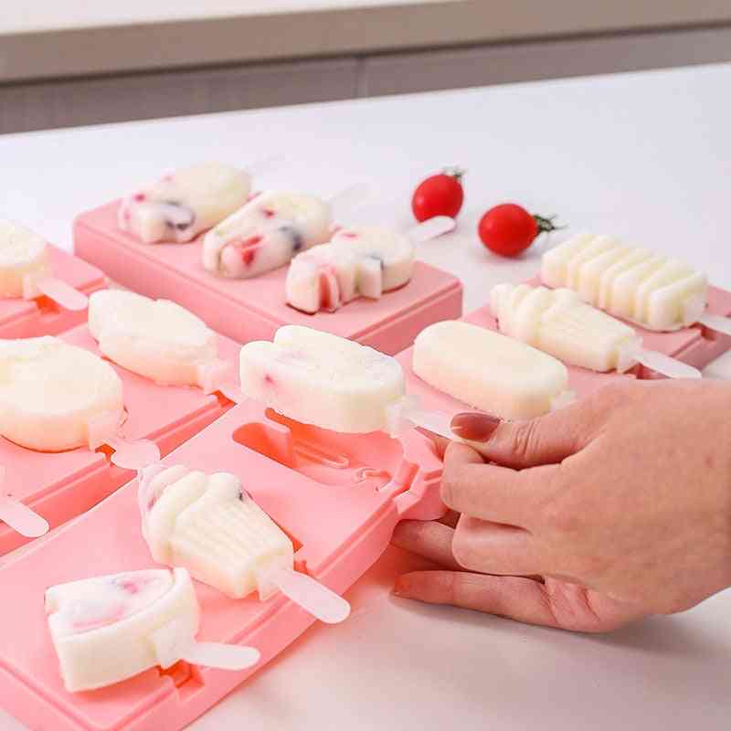 Animalele de bricolaj formează o matriță de înghețată din silicon cu un băț de înghețată
