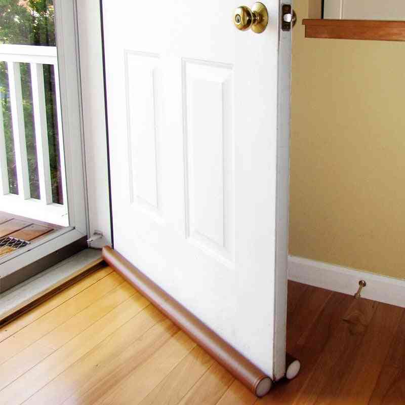 Dvojitý uzáver dverí s ochranou proti prievanu a chráničom okna