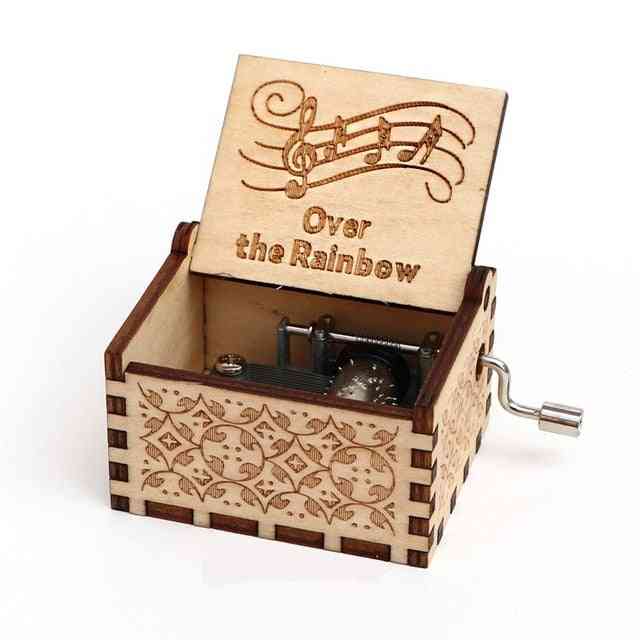 Peste cutia de muzică din lemn artizanală, gravată și cu manivelă curcubeu