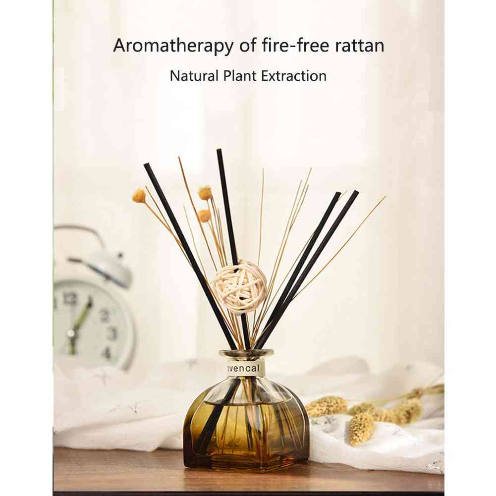 Huisgeur zonder vuur, geur van etherische olie in de woonkamer, aromatherapie -