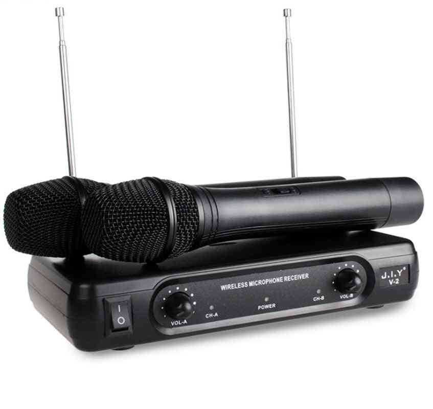 Ruční bezdrátový mikrofon a přehrávač karaoke - systém směšovače ozvěny