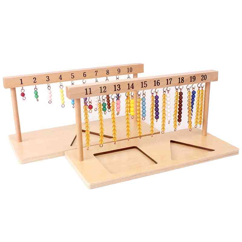 Montessori opettaa matematiikkaleluja, numeroita 1-20 ripustin- ja värihelmiportaita kymmenelle laudan esikoulun koululavalle