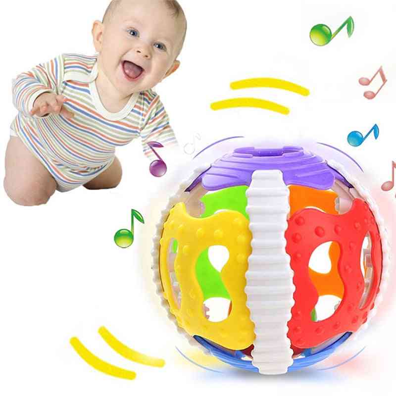 Detská malá hlasná zvončeková guľa a mobil - inteligencia novorodenca uchopujúca výchovné