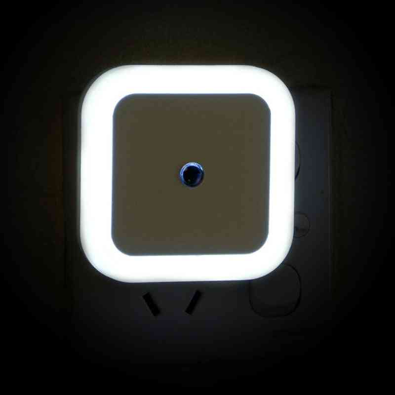 Noční lampa se senzorovým ovládáním