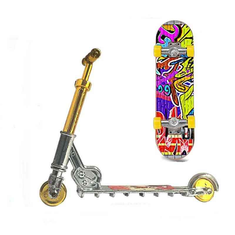 Mini dvoukolový skútr a prstový skateboard
