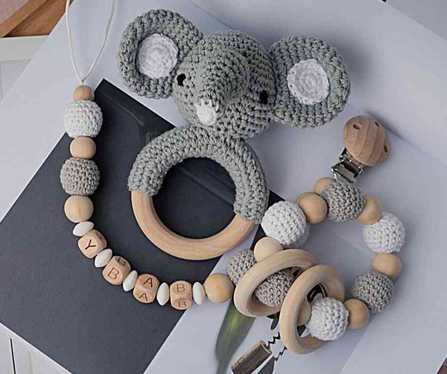 Amigurumi, slon, hrkálka v tvare sovičky - sponka na cumlík