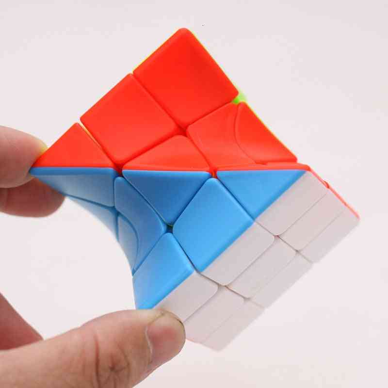 Farebná skrútená kocka - prst na puzzle