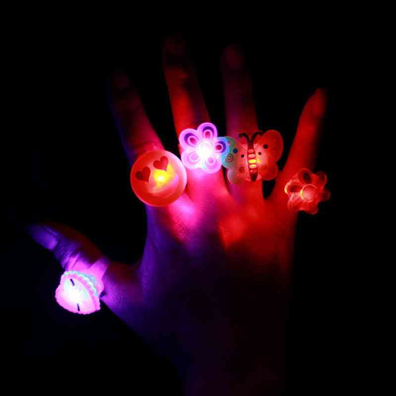 Leuchtende Blitzringe Kind leuchtende Spielzeuge für Kinder, Cartoon führte Fingerlicht blinkende Spielzeuge Baby Mädchen Geburtstagsgeschenk (5 Stück zufällige Ringe) -