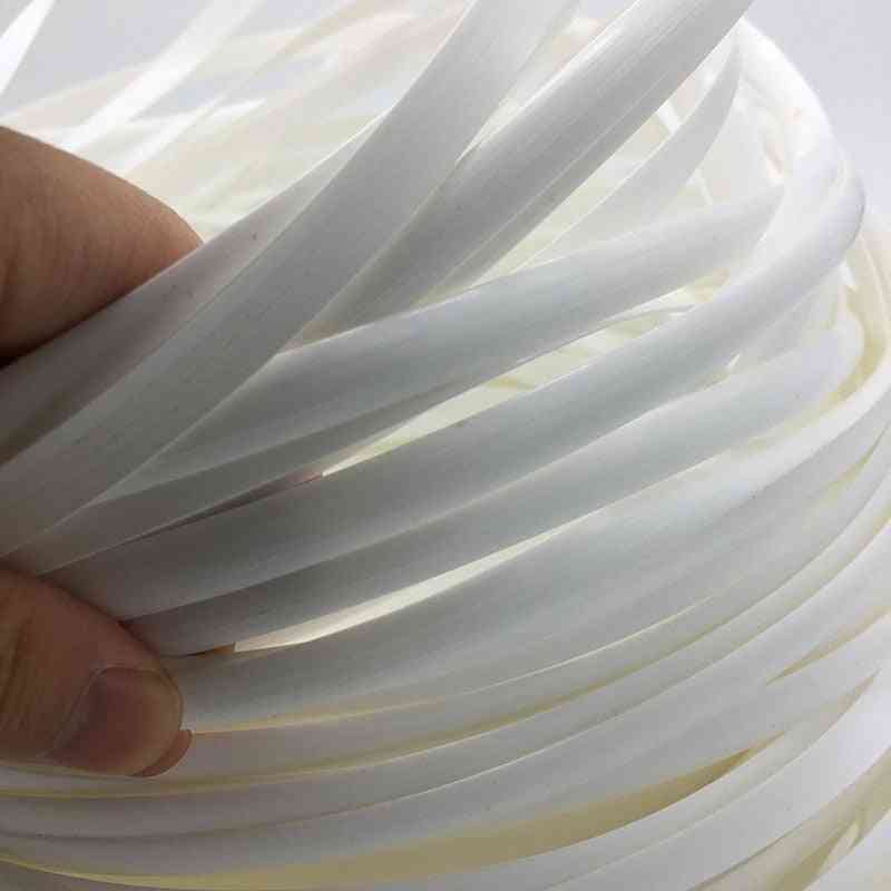 пластмасова имитация на синтетичен ратан - тъкане на суровина за външен компонент за маса и стол