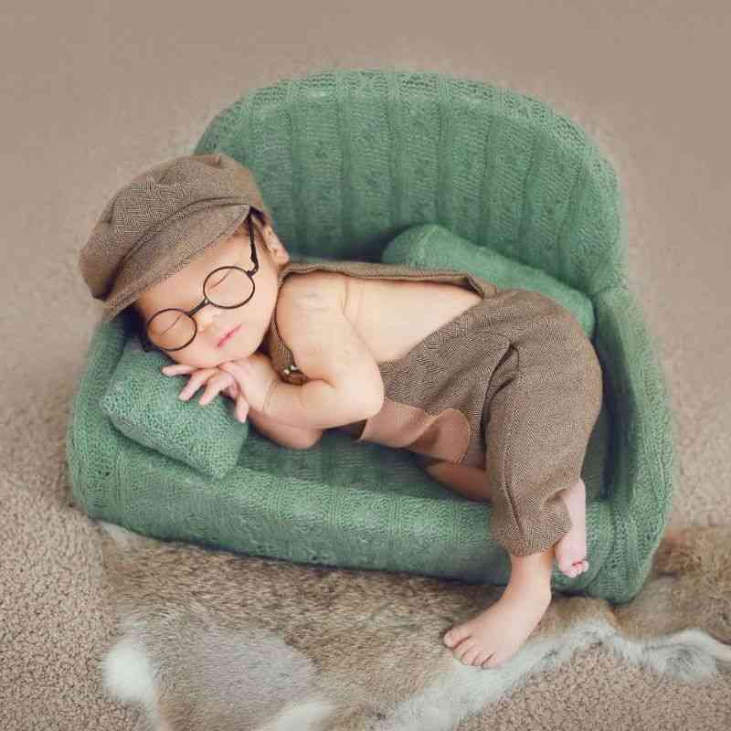 Novorojenčki fotografirajo rekvizite za dojenčke, ki postavljajo kavč, vzglavnik, dekoracija stola