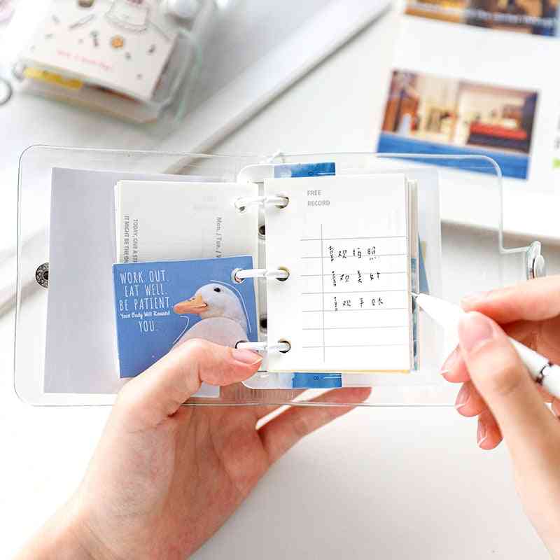 2 designy mini příruční knihy s volnými listy s akrylovým přívěskem