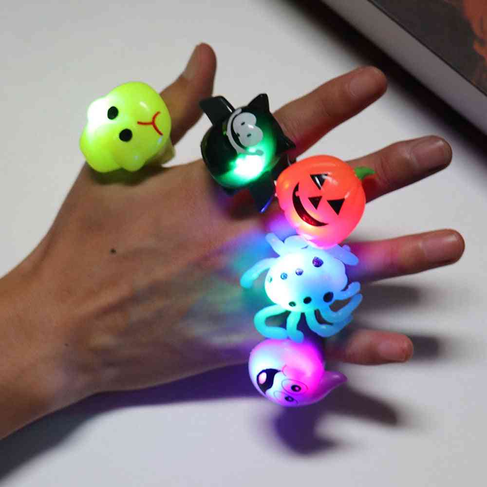 Desenhos animados anéis de dedo luminosos, brinquedos que brilham no escuro para crianças