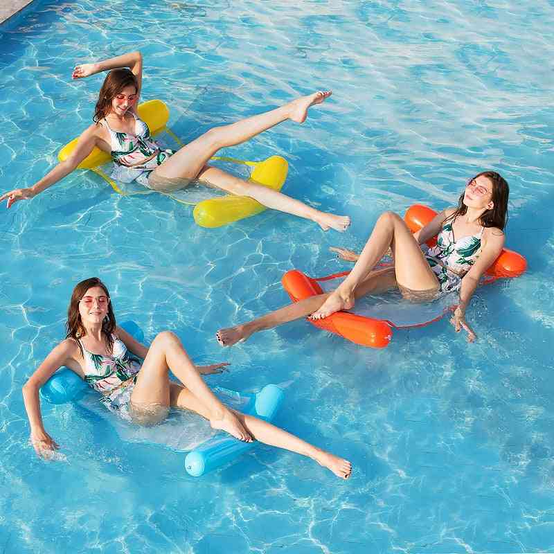Opblaasbaar zwembad waterspeelnevel in de zomer, zwemcentrum in het waterpark