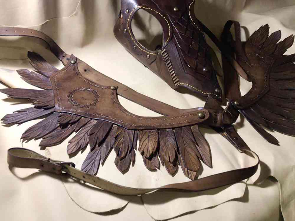 Kožna ogrlica od konjskih grudi i oklop za glavu