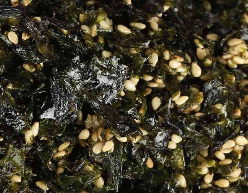 čistě přírodní rostlinné sušené mořské řasy se sezamem a rýží, lahodná smažená umyvadlo