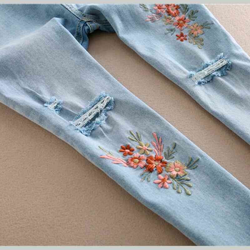 Ciążowe jeansy, ołówkowe spodnie ciążowe z haftem w kwiatki