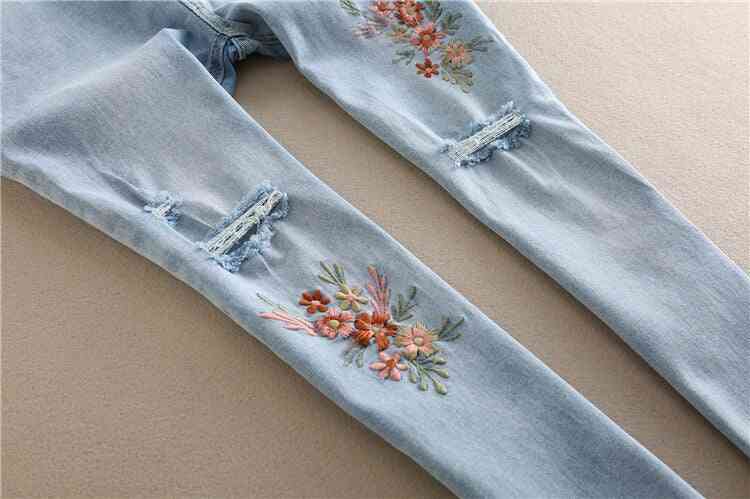Jeans di maternità del denim del fiore del ricamo, vestiti dei pantaloni di gravidanza della matita del foro strappato azzurro di estate