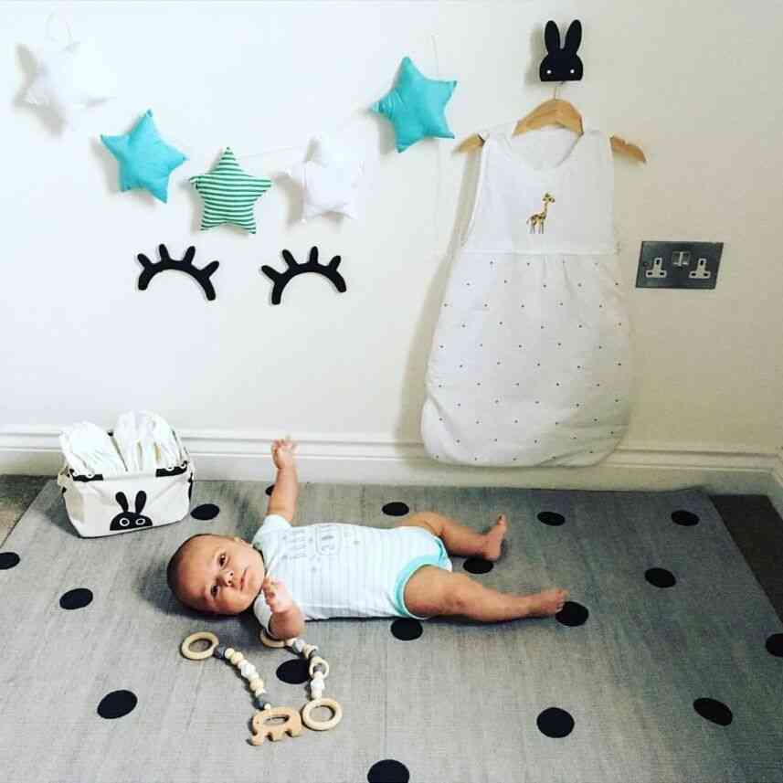 Lit de chambre de bébé nordique suspendu guirlandes d'étoiles de pépinière à la main, décorations murales de chambre d'enfants de Noël