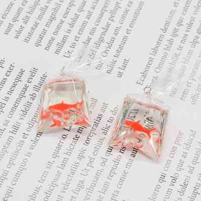 10 piezas de resina transparente encantos de peces de colores pequeños bolsa de peces pendientes de joyería
