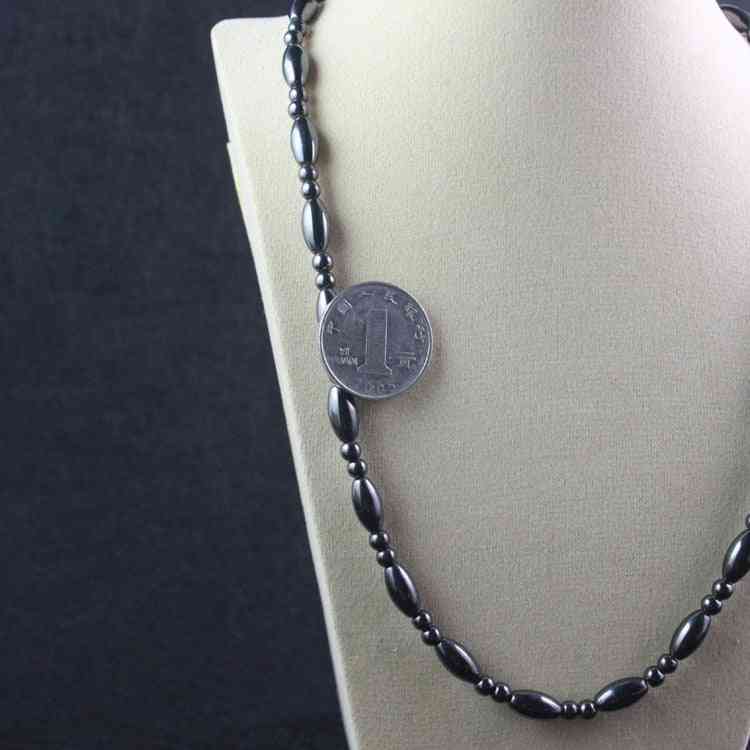 Halskette aus ovalen Perlen aus magnetischem Hämatit