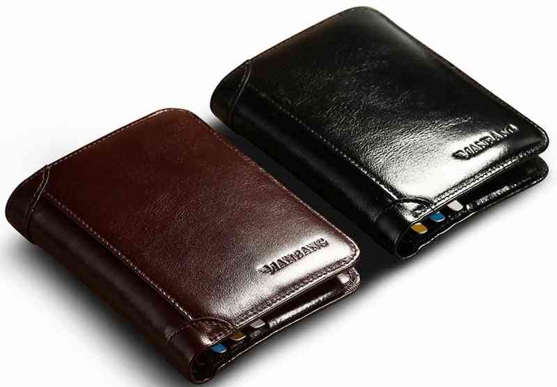 Man bang klassisk plånbok, korthållare i kort läderväska
