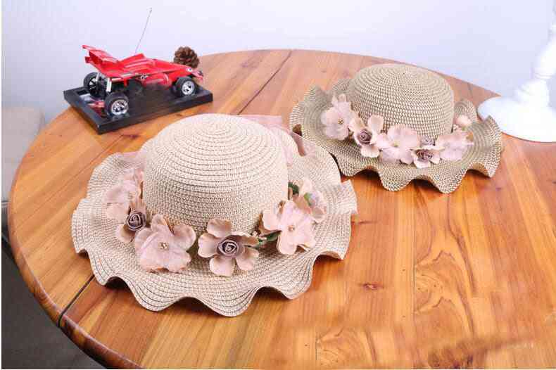 Cappelli di paglia sunbonnet estivi con fiori