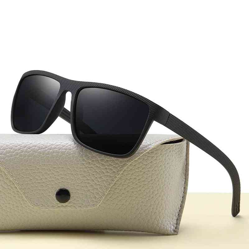 Uomini polarizzati in stile sportivo vintage che guidano occhiali da sole con sfumature quadrate