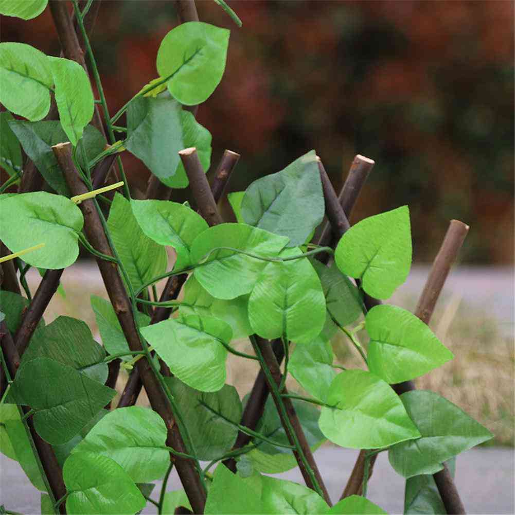 Trädgårdsstaket dekoration privatliv trä med konstgjorda gröna blad för dekoration på gården