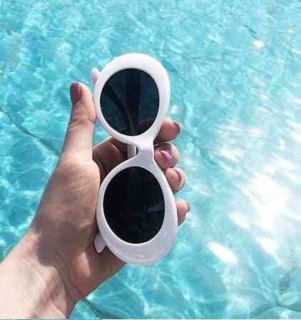 Sunčane naočale ovalnog oblika u retro stilu