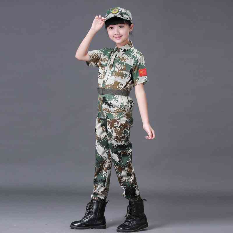 Chlapci a módne oblečenie, vojenské uniformy
