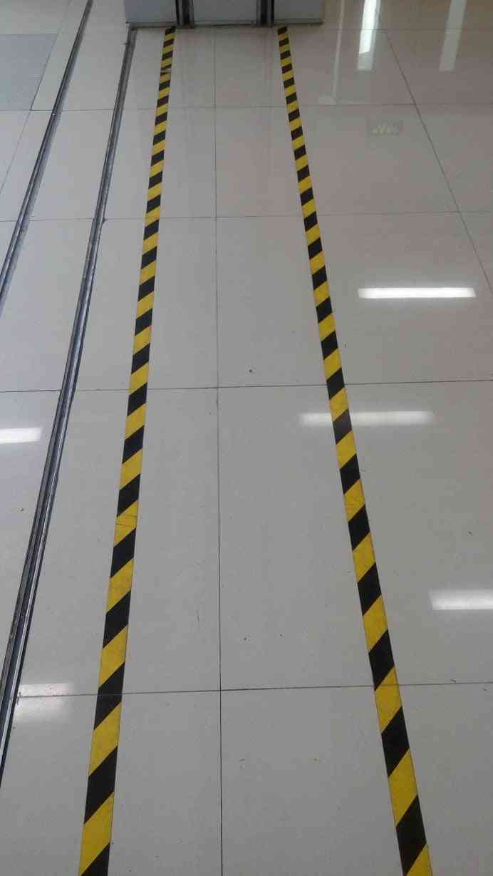 Podlaha chodby, bezpečnostní varování, samolepicí páska