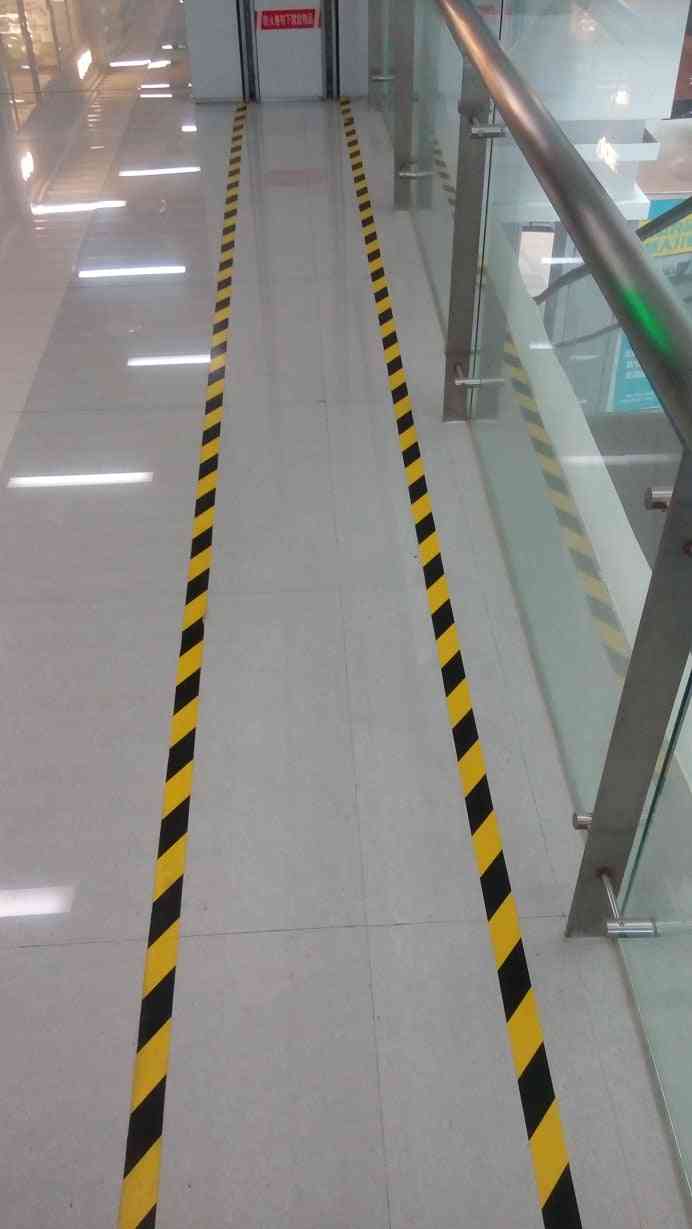 Pavimento del corridoio, avviso di sicurezza, nastro adesivo