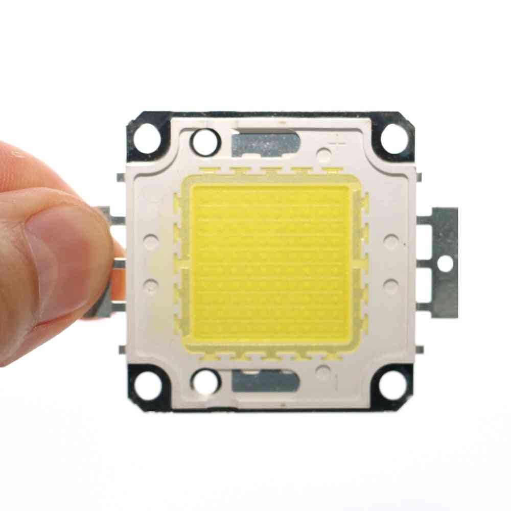 Led chip integrált reflektorfénybe