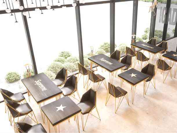 Dessertbutik - kaffe te, bord och stolar