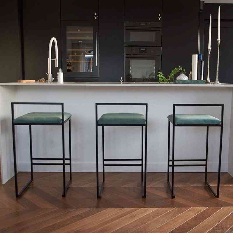 Kreatywny design- minimalistyczny bar, wysoki stołek