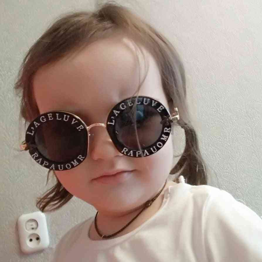 Gyermektervező, szabadban napszemüveg árnyalatú szemüveg
