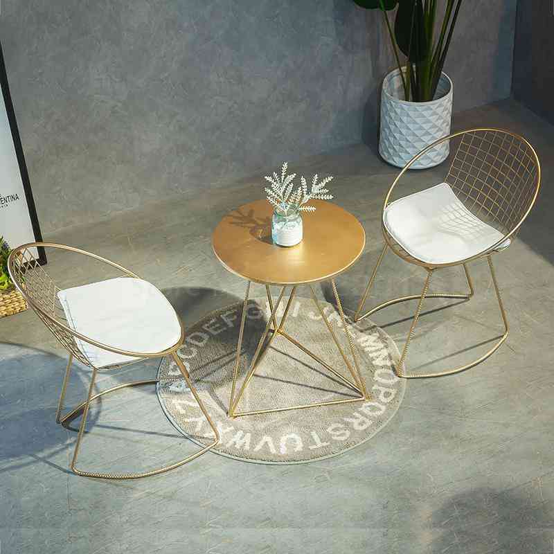 Nordijska votla, sodobna kovinska žica, majhne mize in stoli za rekreacijo