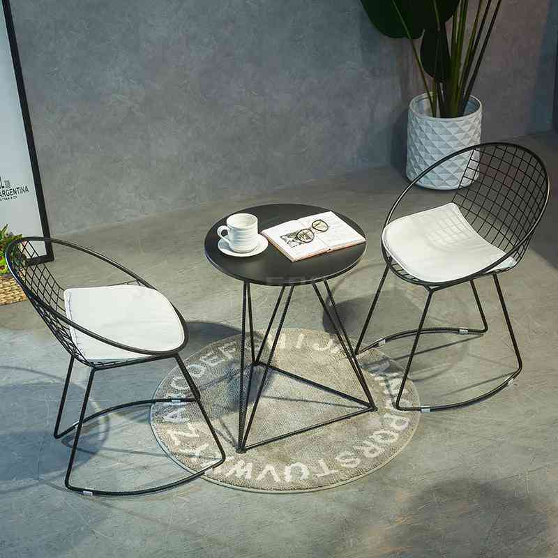 Gol nordic, sârmă de metal modernă, mese mici și scaune de agrement