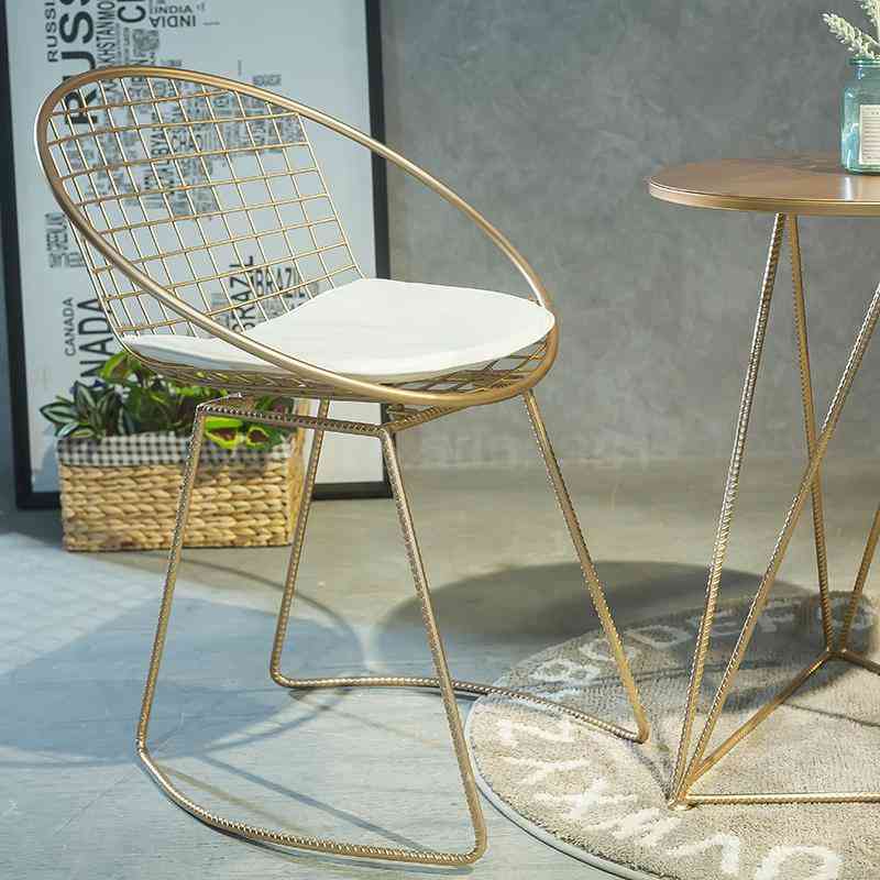 Gol nordic, sârmă de metal modernă, mese mici și scaune de agrement
