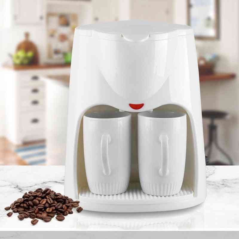 Elektrisk kaffebryggare med kaffebönor och mjölkskummare