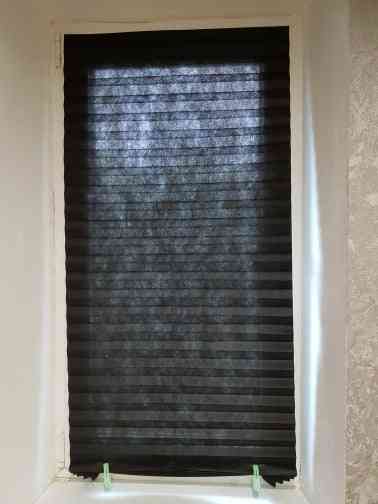 Ház lakásban használjon ragasztott redős redőnyöket, amelyek árnyékolják az ablakot és ajtót, hogy megvédjék a naptól