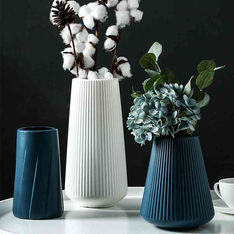 Plastová váza, keramický kvet, črepníkový kôš na dekoráciu domu