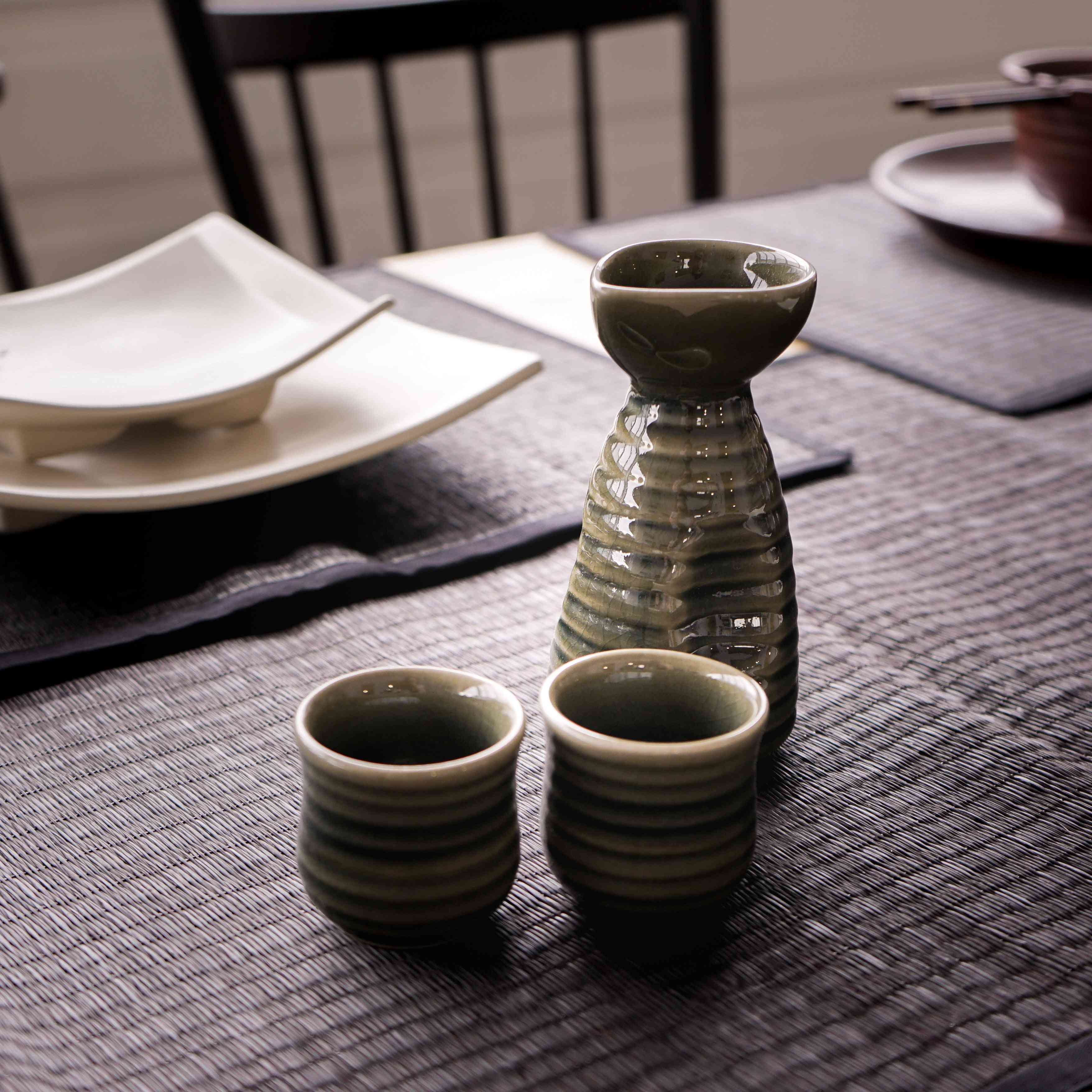 Ręcznie robiony zestaw do sake w kolorze zielonym z 2 filiżankami
