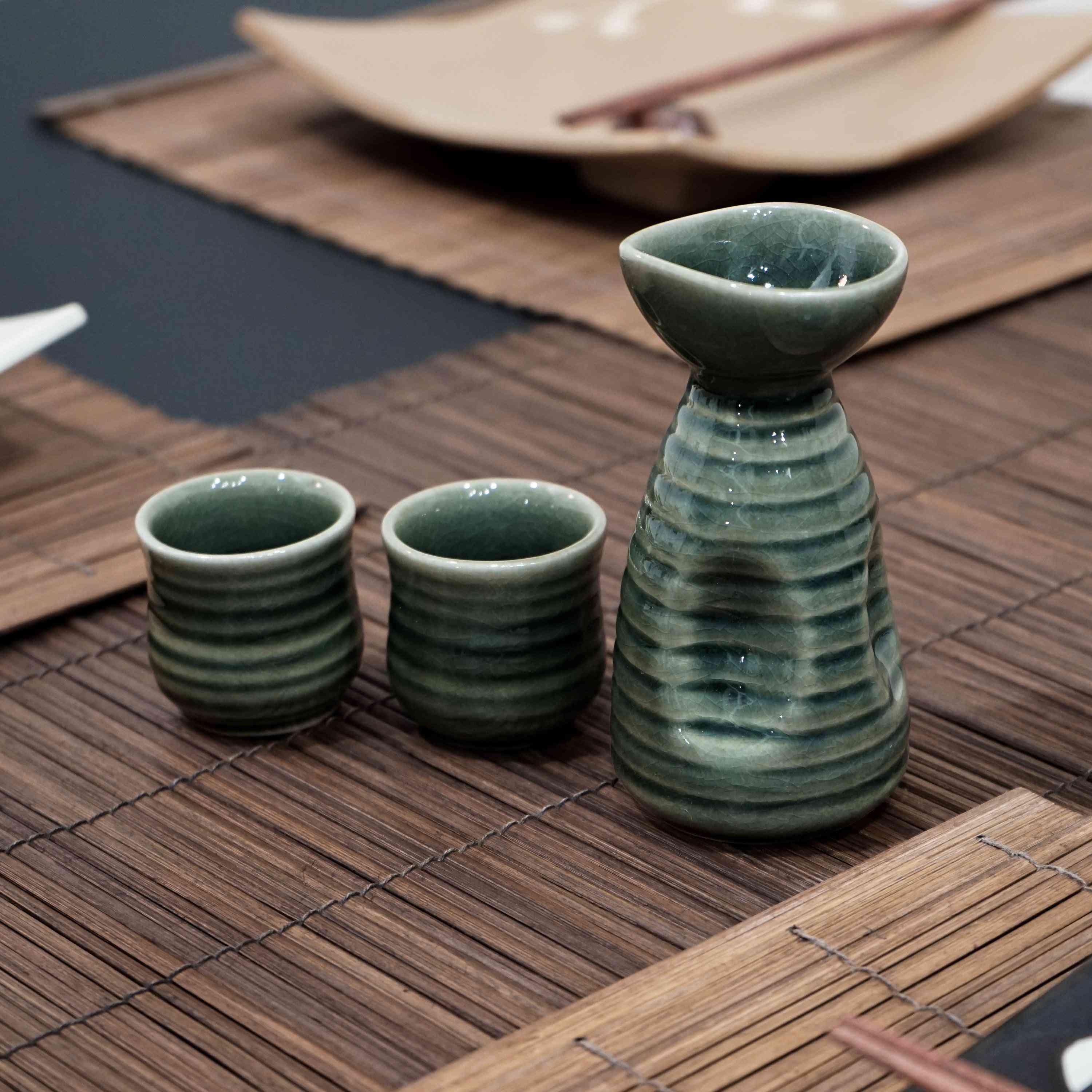 Ręcznie robiony zestaw do sake w kolorze zielonym z 2 filiżankami