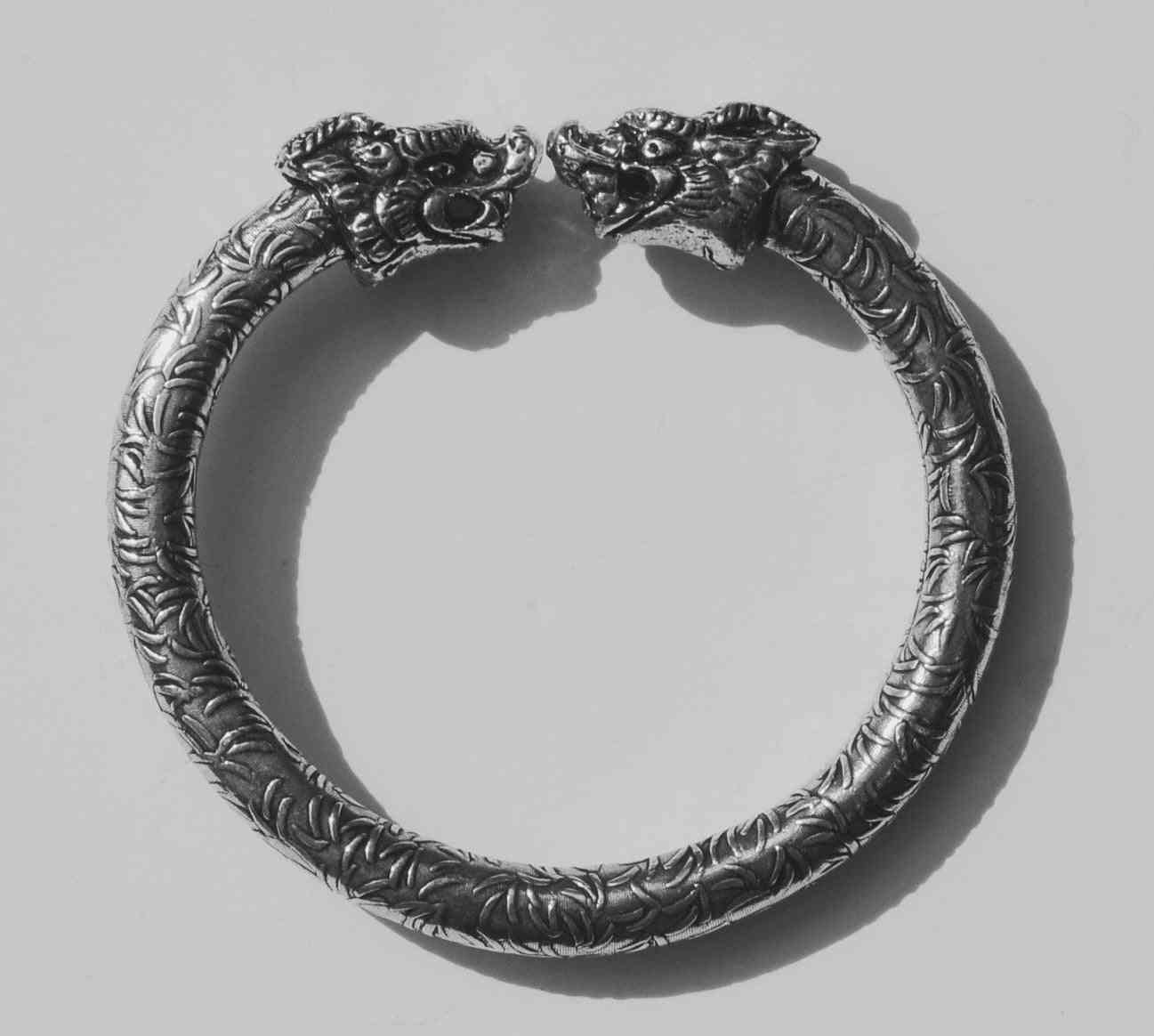 Antikes nordisches Armband mit Pfauenköpfen und Blatt