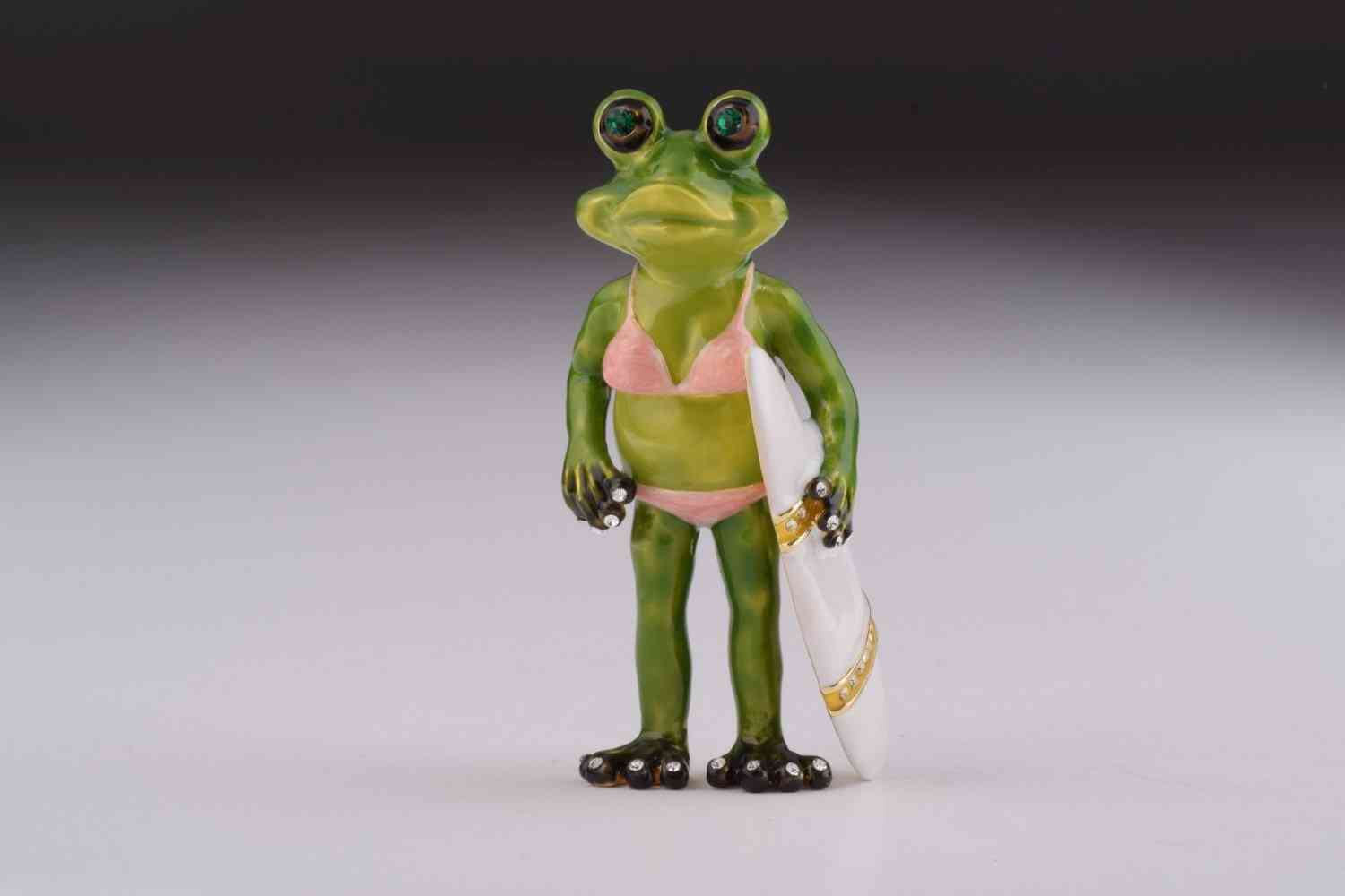 žaba, ki drži škatlo za nakit za desko