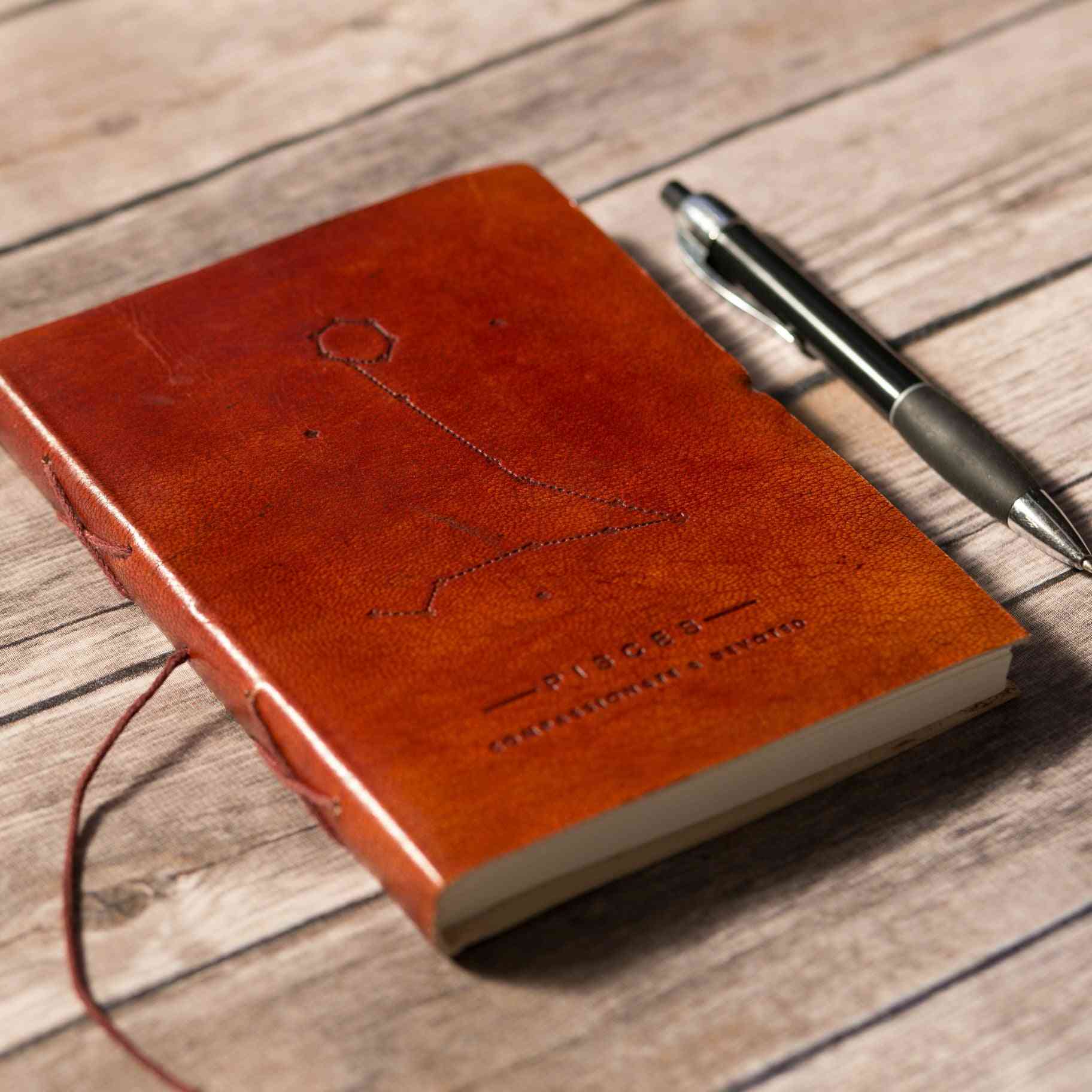 Ručně vyrobený kožený deník zvěrokruhu ryby