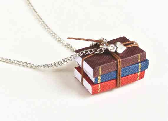 Miniaturna ogrlica z obeskom iz knjige