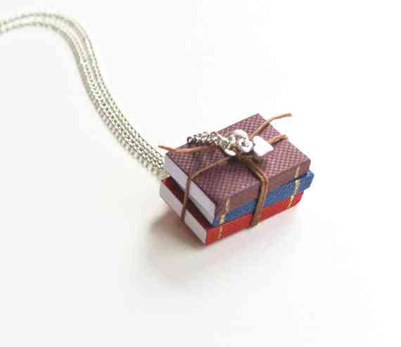 Miniaturna ogrlica z obeskom iz knjige