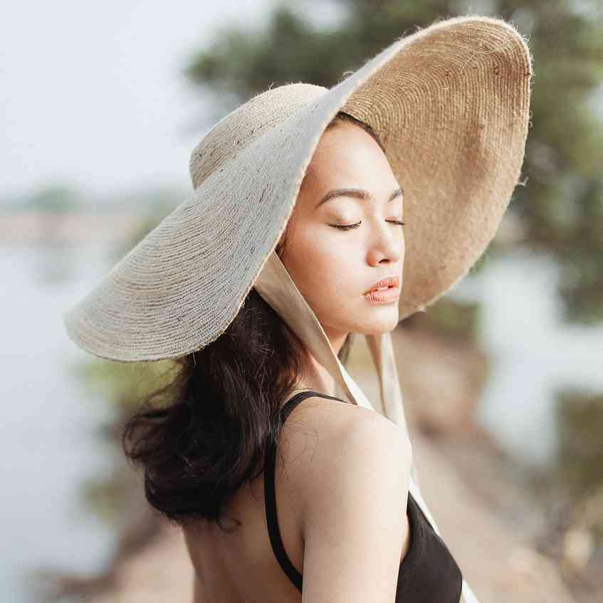 široký okrajový jutový slamený klobúk